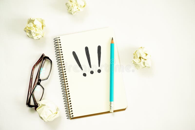 Concept de idei noi. notebook cu trei semne de exclamare, creion pentru notebook-uri smartphone pe hârtie. copiere spațiu royalty free stock photos