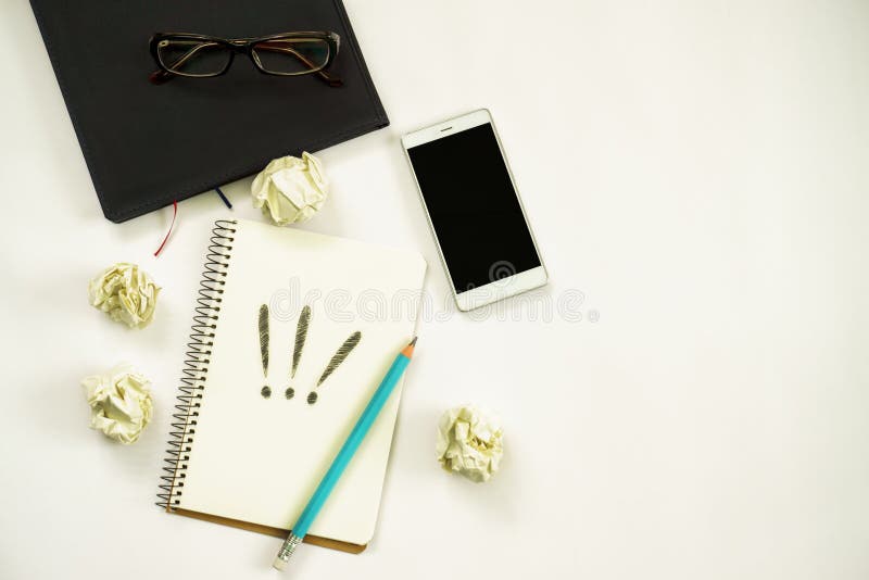 Concept de idei noi. notebook cu trei semne de exclamare, creion pentru notebook-uri smartphone pe hârtie. royalty free stock photography