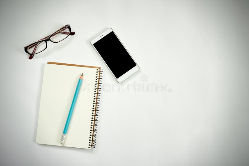 Concept de idei noi. notebook cu trei semne de exclamare, creion pentru notebook-uri smartphone pe hârtie. royalty free stock images