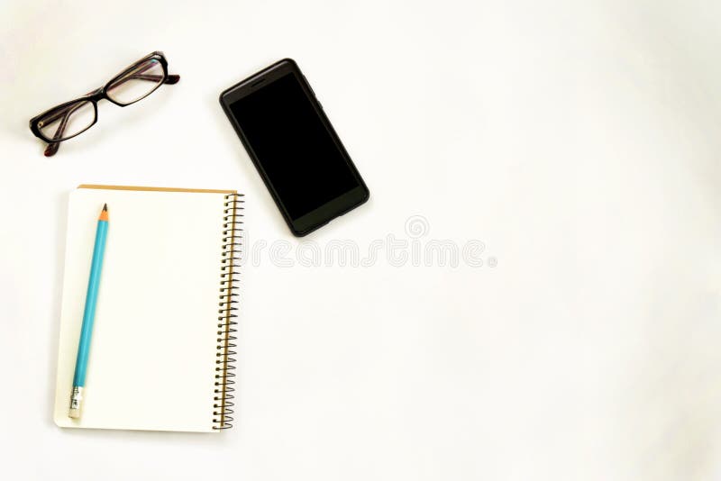 Concept de idei noi. notebook cu trei semne de exclamare, creion pentru notebook-uri smartphone pe hârtie royalty free stock photo