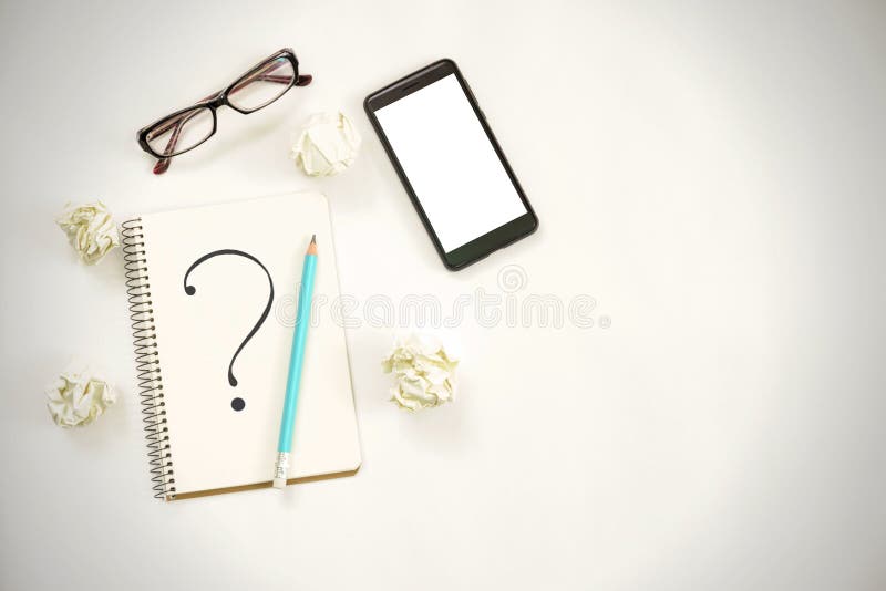 Concept de idei noi. notebook cu trei semne de exclamare, creion pentru notebook-uri smartphone pe hârtie. stock photography