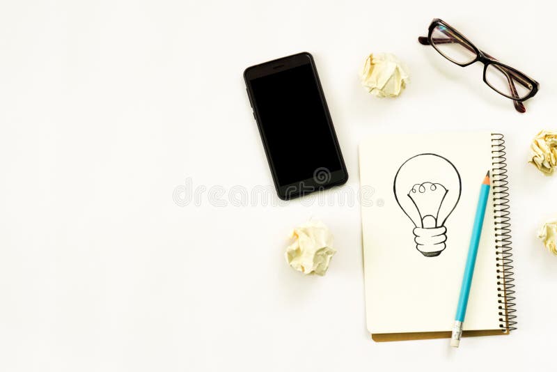 Concept de idei noi. notebook cu trei semne de exclamare, creion pentru notebook-uri smartphone pe hârtie. royalty free stock photography