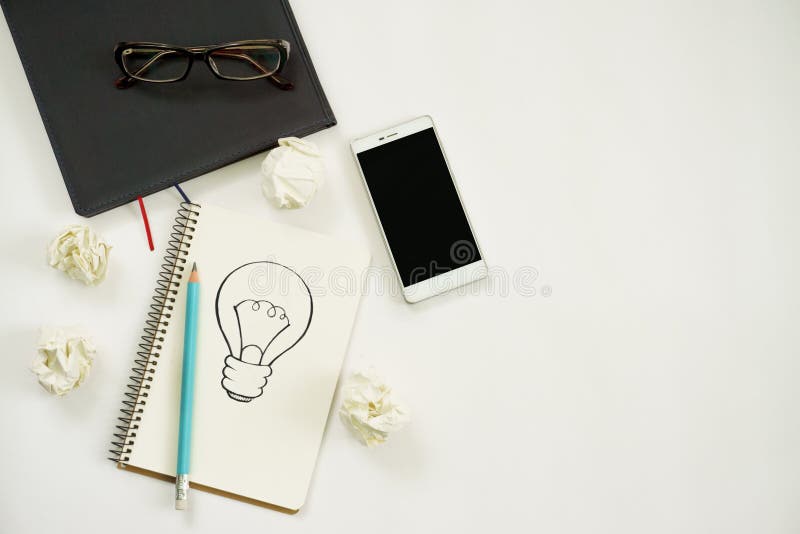 Concept de idei noi. notebook cu trei semne de exclamare, creion pentru notebook-uri smartphone pe hârtie. royalty free stock photos