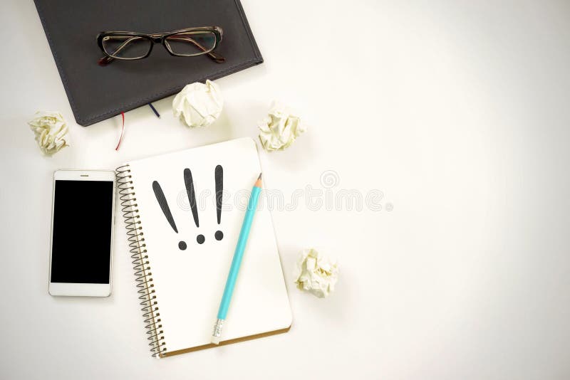 Concept de idei noi. notebook cu trei semne de exclamare, creion pentru notebook-uri smartphone pe hârtie. royalty free stock image