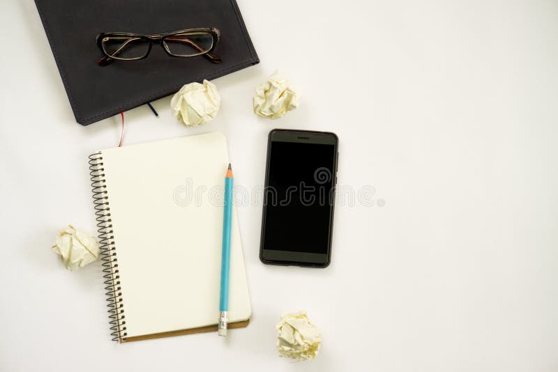 Concept de idei noi. notebook cu trei semne de exclamare, creion pentru notebook-uri smartphone pe hârtie. royalty free stock photography