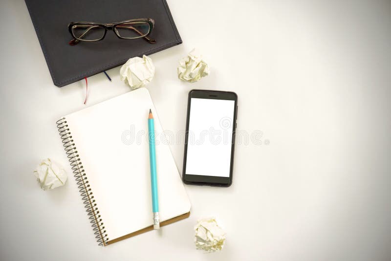 Concept de idei noi. notebook cu trei semne de exclamare, creion pentru notebook-uri smartphone pe hârtie. stock photos