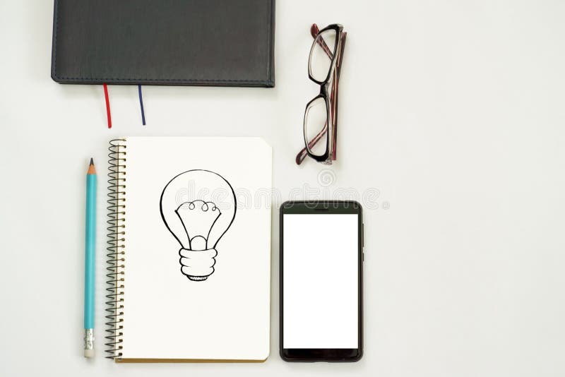 Concept de idei noi. notebook cu trei semne de exclamare, creion pentru notebook-uri smartphone pe hârtie. stock photo