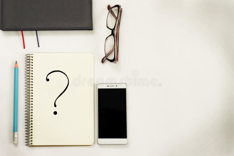 Concept de idei noi. notebook cu trei semne de exclamare, creion pentru notebook-uri smartphone pe hârtie. royalty free stock photography