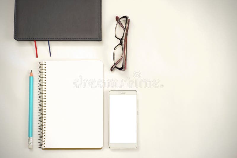 Concept de idei noi. notebook cu trei semne de exclamare, creion pentru notebook-uri smartphone pe hârtie. royalty free stock image