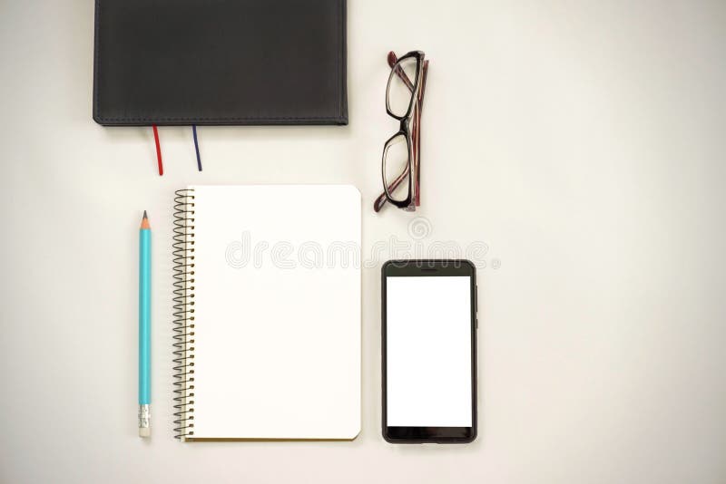 Concept de idei noi. notebook cu trei semne de exclamare, creion pentru notebook-uri smartphone pe hârtie. stock photography