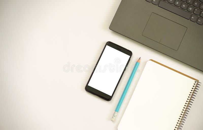 Concept de idei noi. notebook cu trei semne de exclamare, creion pentru notebook-uri smartphone pe hârtie. stock photography