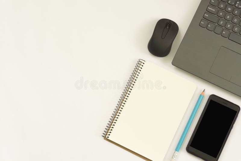 Concept de idei noi. notebook cu trei semne de exclamare, creion pentru notebook-uri smartphone pe hârtie. stock photography