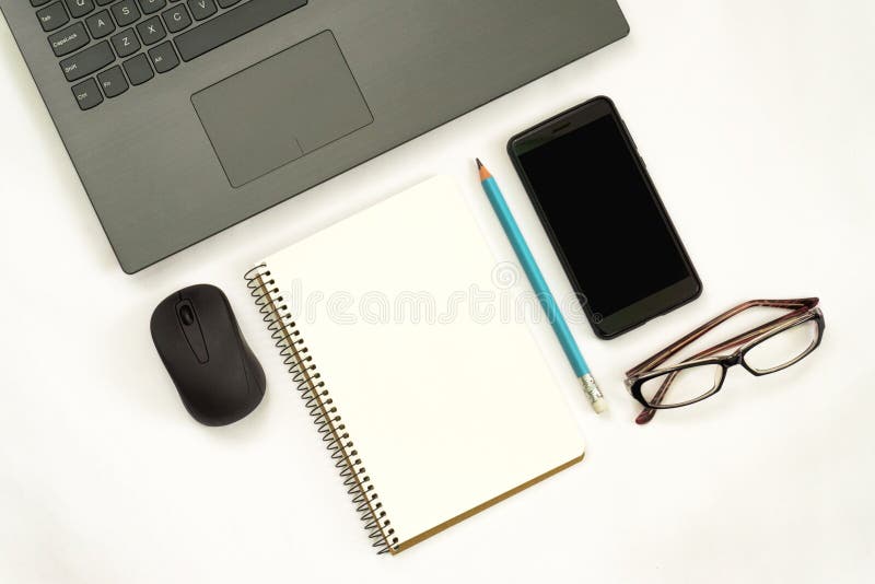 Concept de idei noi. notebook cu trei semne de exclamare, creion pentru notebook-uri smartphone pe hârtie. stock images