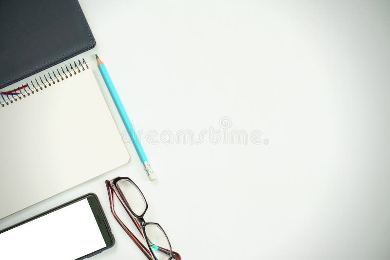 Concept de idei noi. notebook cu trei semne de exclamare, creion pentru notebook-uri smartphone pe hârtie. royalty free stock photo
