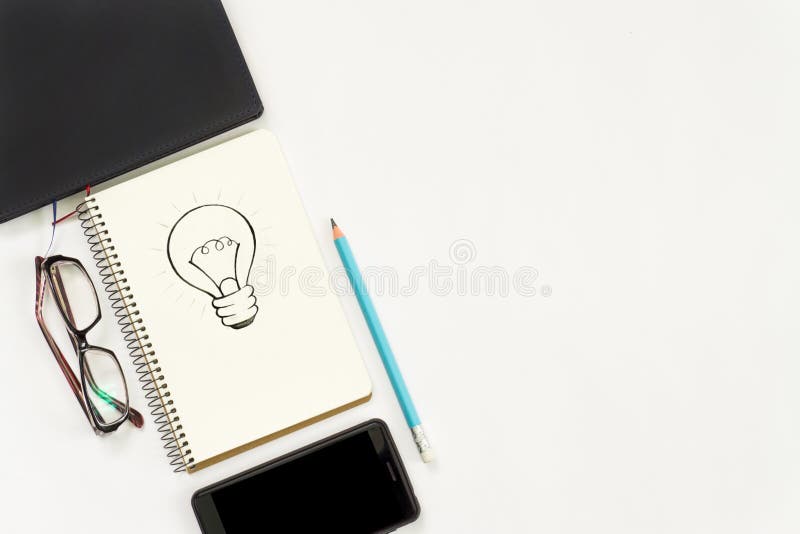 Concept de idei noi. notebook cu trei semne de exclamare, creion pentru notebook-uri smartphone pe hârtie. stock photos