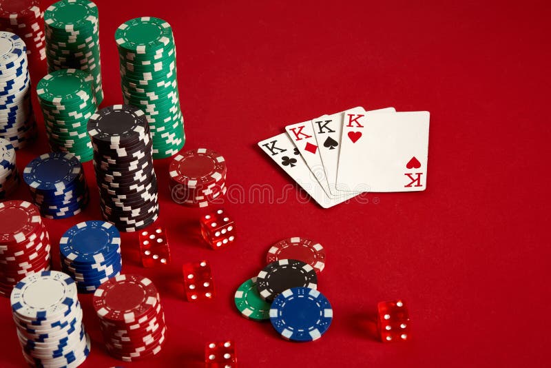 Concept de jeu d'équipement et de divertissement de tisonnier de casino - fermez-vous de jouer des cartes et des puces au fond ro photo libre de droits Concept de jeu d'équipement et de divertissement de tisonnier de casino - fermez-vous de jouer des cartes et des puces au fond ro photo libre de droits