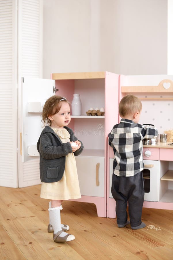 Concept De Jeux Pour Enfants Petite Fille Et Garçon Doués Jouant Avec Un  Frigo Et Une Cuisinière Dans Une Salle Lumineuse Photo stock - Image du  cuisine, dîner: 163334816