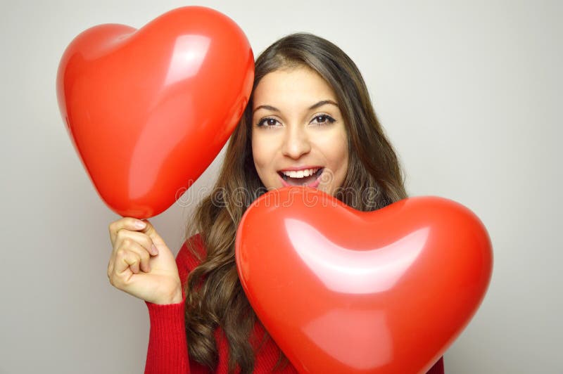 Concept de jour du ` s de Valentine Belle fille avec les ballons en forme de coeur sur le fond gris photographie stock libre de droits Concept de jour du ` s de Valentine Belle fille avec les ballons en forme de coeur sur le fond gris photographie stock libre de droits