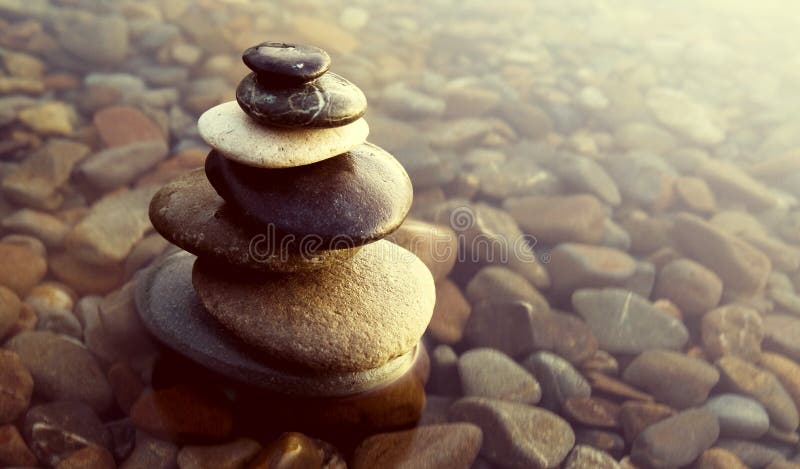 Concept de l'eau de Zen Balance Rocks Pebbles Covered photos libres de droits Concept de l'eau de Zen Balance Rocks Pebbles Covered photos libres de droits