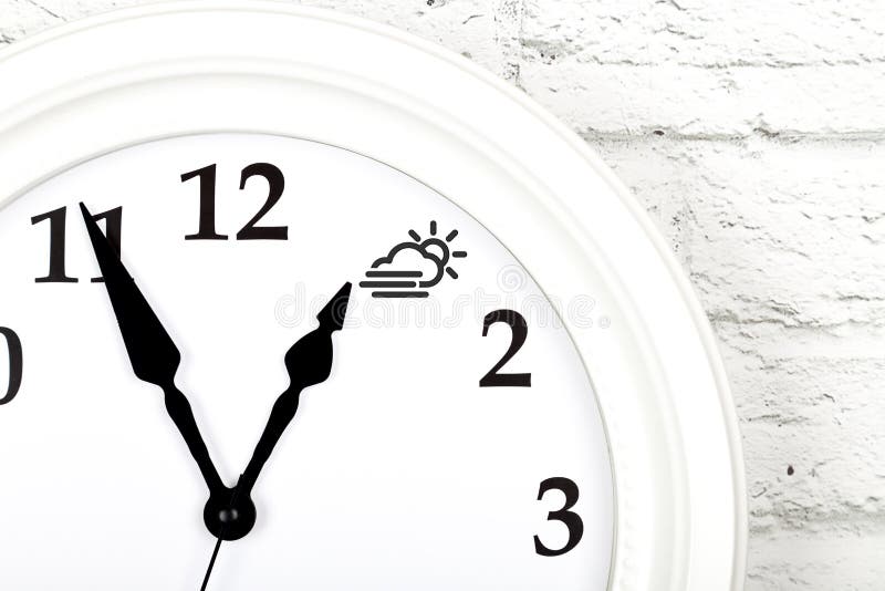 Concept de la flèche de prévisions météorologiques de l'apparence d'horloge au s images libres de droits Concept de la flèche de prévisions météorologiques de l'apparence d'horloge au s images libres de droits