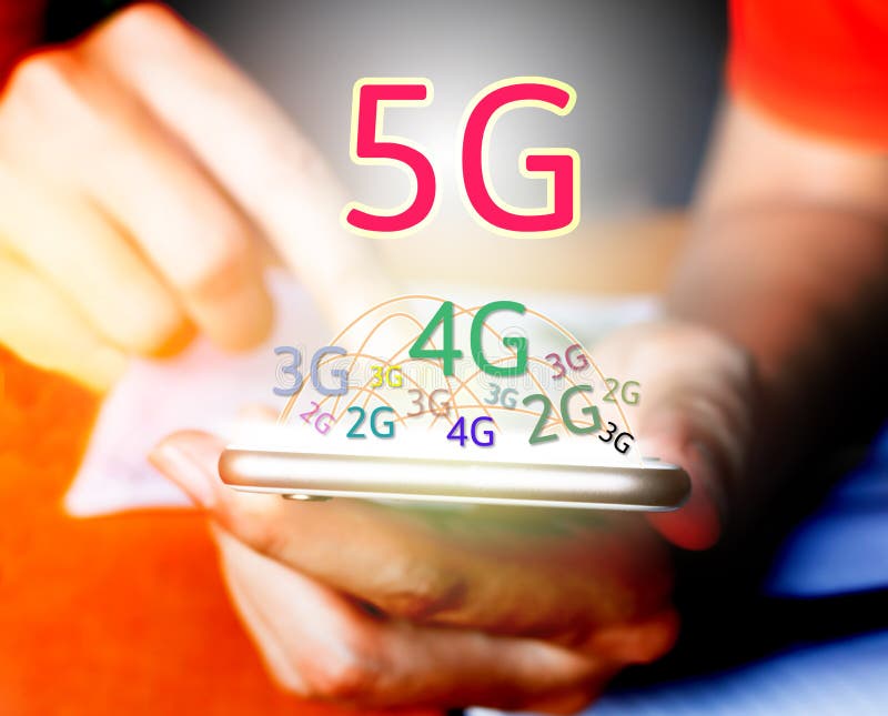 concept de la mise en réseau 5G Homme d'affaires utilisant le téléphone et le touchin futés images stock concept de la mise en réseau 5G Homme d'affaires utilisant le téléphone et le touchin futés images stock