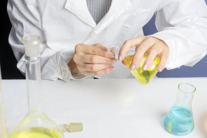 Concept de la Science, de chimie, de biologie, de médecine et de personnes - fin de jeune échantillon femelle de tube à essai de photographie stock libre de droits Concept de la Science, de chimie, de biologie, de médecine et de personnes - fin de jeune échantillon femelle de tube à essai de photographie stock libre de droits