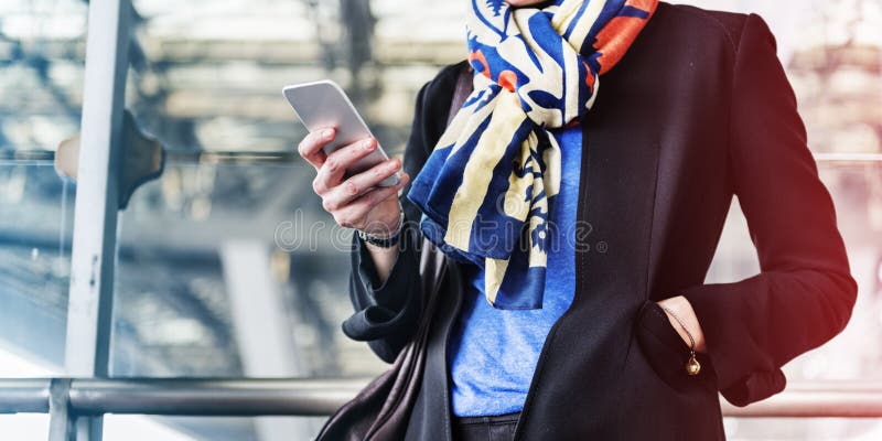 Concept de Lifestyle Commuter Connection de femme d'affaires photographie stock libre de droits Concept de Lifestyle Commuter Connection de femme d'affaires photographie stock libre de droits