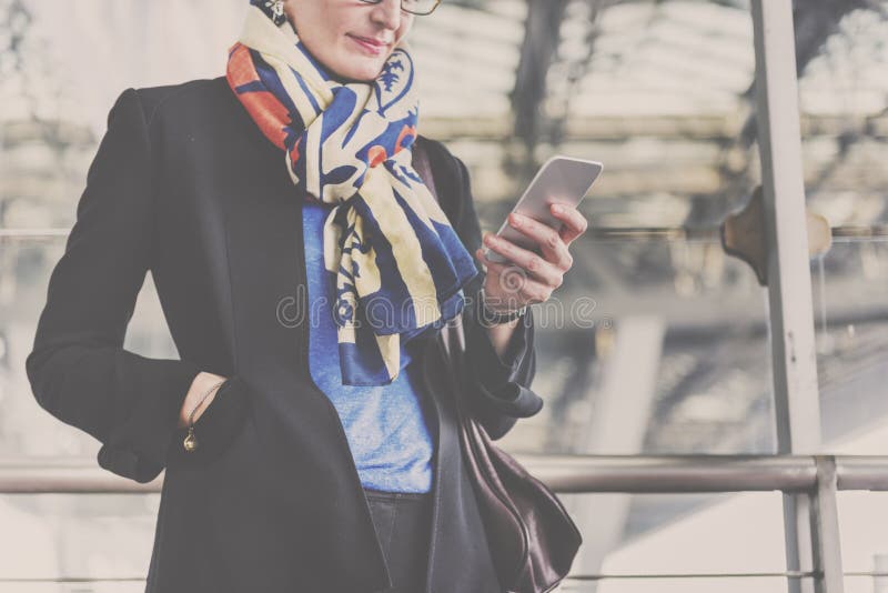 Concept de Lifestyle Commuter Connection de femme d'affaires photographie stock libre de droits Concept de Lifestyle Commuter Connection de femme d'affaires photographie stock libre de droits