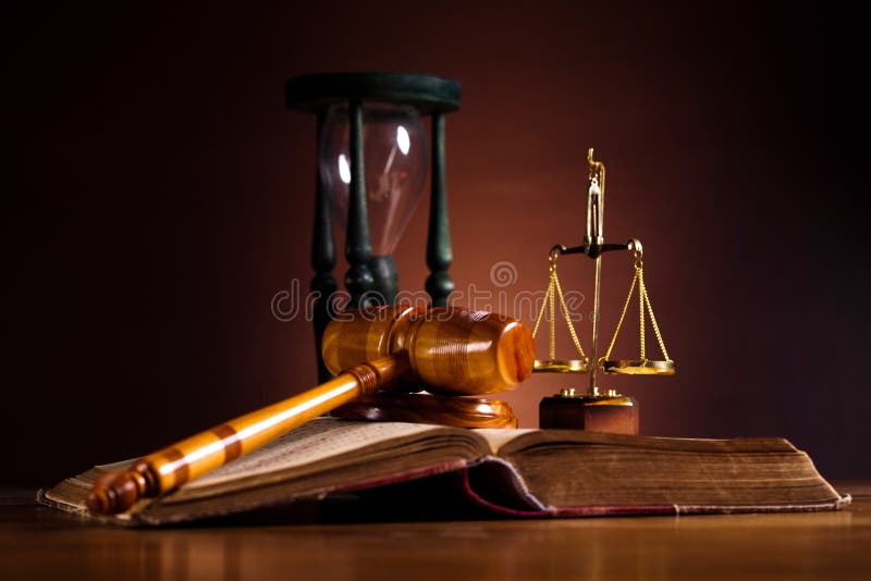 Concept de loi et de justice, code juridique et échelles photographie stock Concept de loi et de justice, code juridique et échelles photographie stock