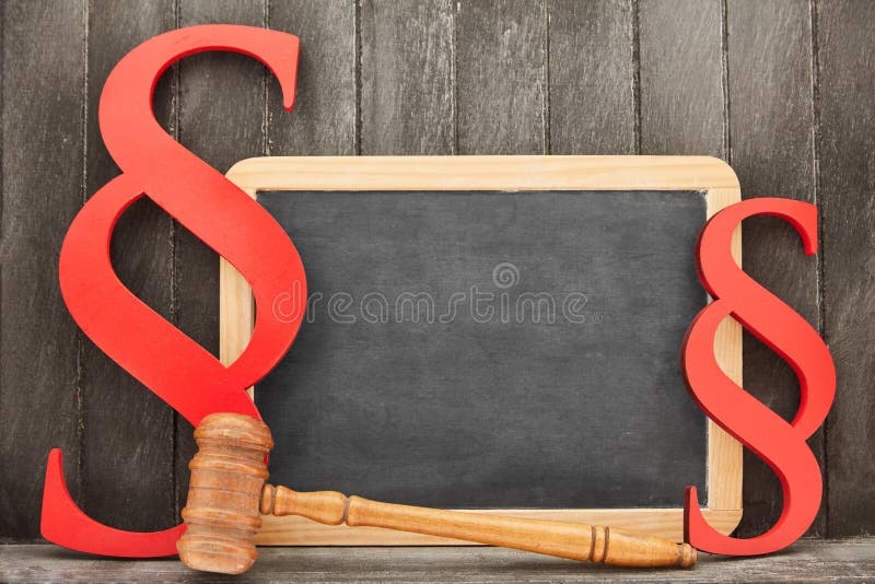 Concept de loi et de justice avec le marteau vide de tableau noir et de juge photo libre de droits Concept de loi et de justice avec le marteau vide de tableau noir et de juge photo libre de droits