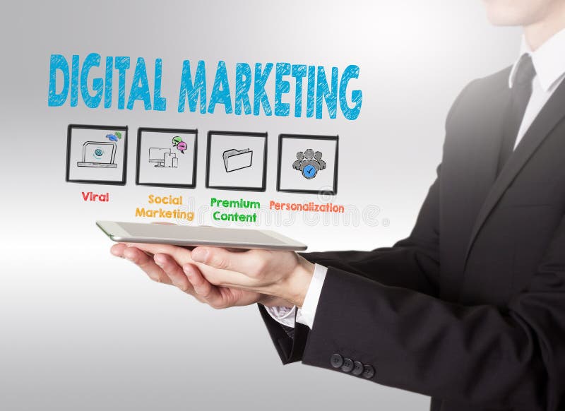 Concept de marketing digital tânăr care deține un computer de tip tabletă royalty free stock images