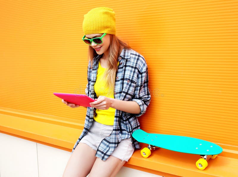 Concept de mode et de technologie - fille assez fraîche élégante images stock Concept de mode et de technologie - fille assez fraîche élégante images stock