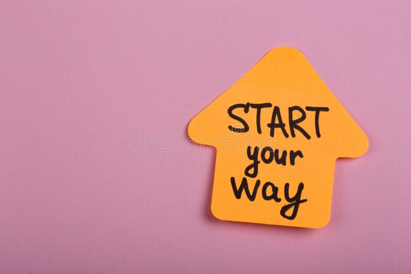 Concept de motivation - note collante orange dans la forme de la flèche avec le début des textes votre manière photo libre de droits