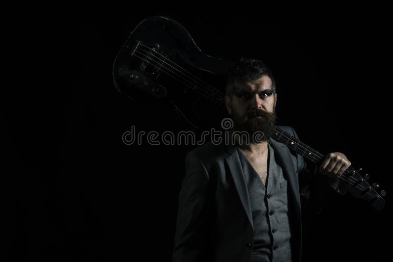 Concept de musique Homme barbu avec la guitare pour jouer la musique Hipser avec l'instrument de musique, passe-temps de musique image stock Concept de musique Homme barbu avec la guitare pour jouer la musique Hipser avec l'instrument de musique, passe-temps de musique image stock