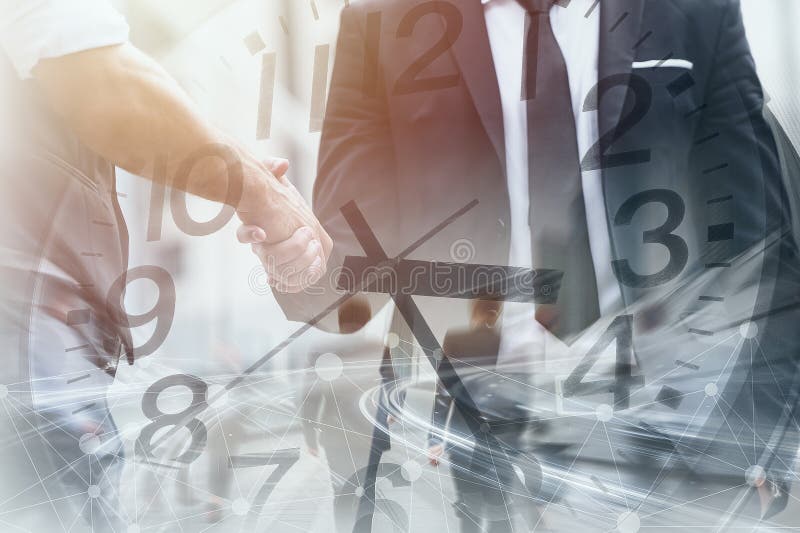 Concept de ore de lucru rapide în timpul deplasării. oameni de afaceri care se ocupă de proiecte manual, scuturând de ceasul cu fa stock photo