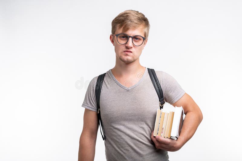 Concept de personnes, de connaissance et d'éducation - portrait d'un homme d'étudiant habillé dans le T-shirt gris tenant des liv photos libres de droits Concept de personnes, de connaissance et d'éducation - portrait d'un homme d'étudiant habillé dans le T-shirt gris tenant des liv photos libres de droits