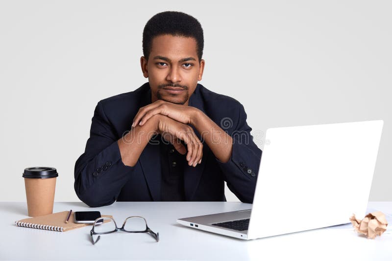 Concept de personnes, d'affaires et d'appartenance ethnique L'homme sérieux pelé par obscurité regarde avec confiance la caméra, photographie stock Concept de personnes, d'affaires et d'appartenance ethnique L'homme sérieux pelé par obscurité regarde avec confiance la caméra, photographie stock