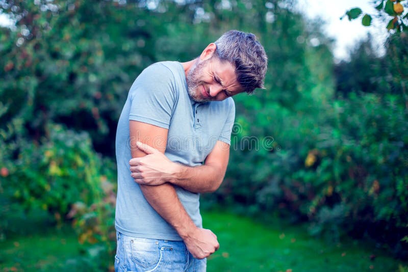 Concept de personnes, de soins de santé et de problème - homme malheureux souffrant f photographie stock Concept de personnes, de soins de santé et de problème - homme malheureux souffrant f photographie stock