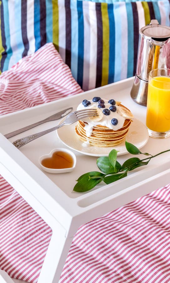 Concept de petit déjeuner dans le lit sur le plateau avec du jus photographie stock Concept de petit déjeuner dans le lit sur le plateau avec du jus photographie stock