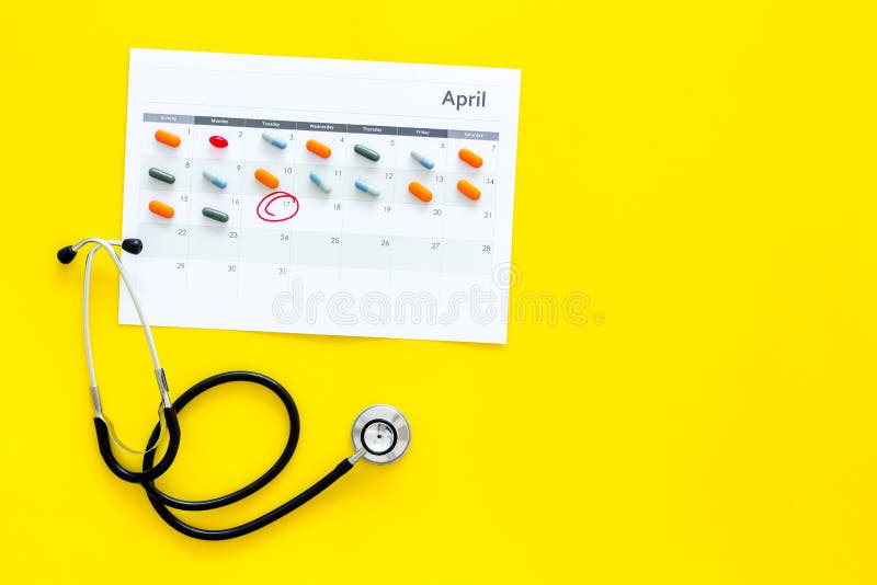 Concept de planification d'examen médical Examens médicaux réguliers Le calendrier avec la date a entouré, les pilules et le stét photo libre de droits Concept de planification d'examen médical Examens médicaux réguliers Le calendrier avec la date a entouré, les pilules et le stét photo libre de droits