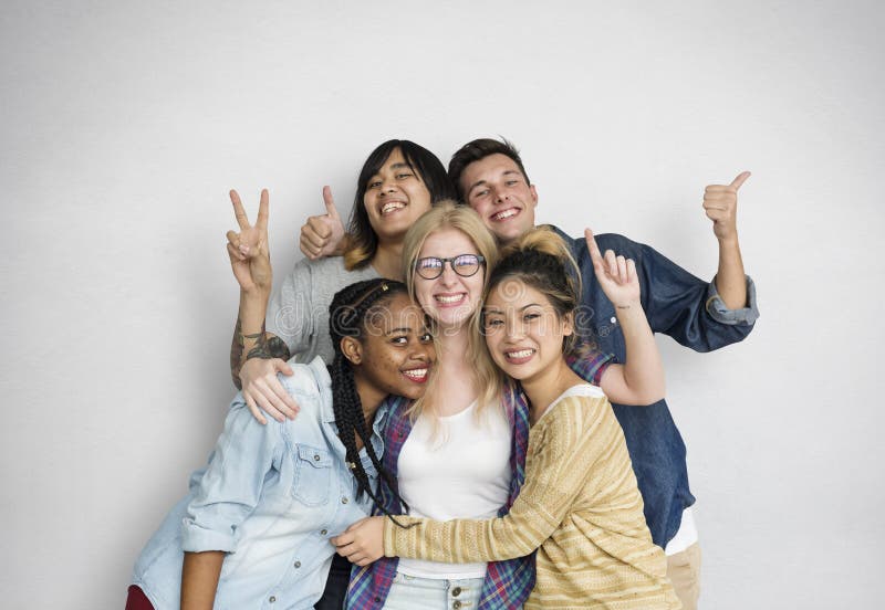 Concept de pose de bonheur d'amis d'étudiants de diversité