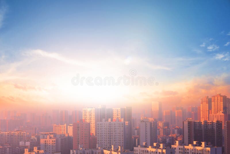 Concept de protection de l'environnement : grandes villes avec de l'air sévèrement pollué photographie stock Concept de protection de l'environnement : grandes villes avec de l'air sévèrement pollué photographie stock