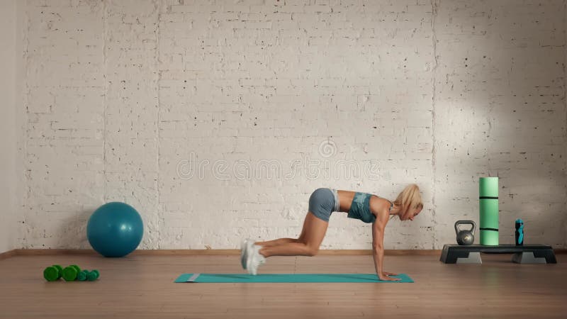 Concept de publicité santé et bien-être. athlète entraîneur de fitness femme faisant la course active en plank pour en ligne clips vidéos