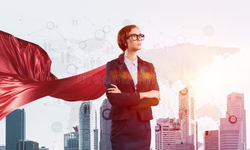 Concept de puissance et de succès avec le super héros de femme d'affaires dans la grande ville photographie stock Concept de puissance et de succès avec le super héros de femme d'affaires dans la grande ville photographie stock