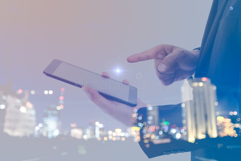 Concept de relation d'affaires Double exposition d'homme d'affaires tenant le fond abstrait numérique de bokeh de comprimé et de images libres de droits Concept de relation d'affaires Double exposition d'homme d'affaires tenant le fond abstrait numérique de bokeh de comprimé et de images libres de droits