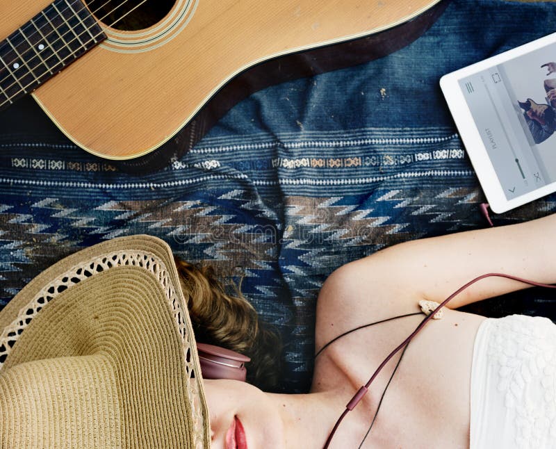 Concept de rythme d'écouteur de chanson de musique de plage de guitare de fille photographie stock libre de droits Concept de rythme d'écouteur de chanson de musique de plage de guitare de fille photographie stock libre de droits
