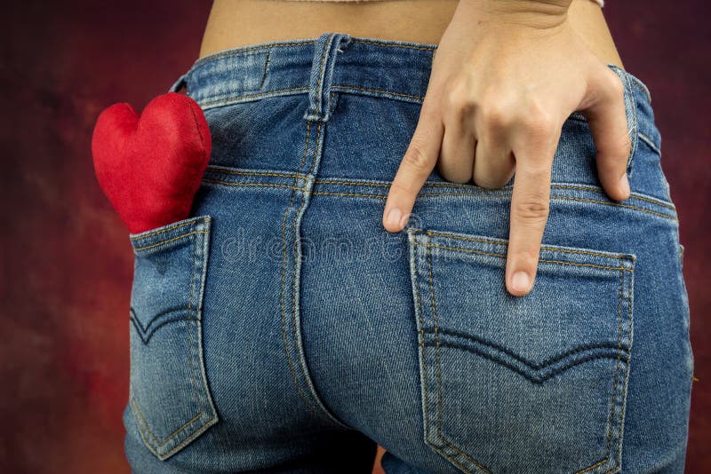 Concept de Saint-Valentin, coeur rouge dans la poche images libres de droits Concept de Saint-Valentin, coeur rouge dans la poche images libres de droits