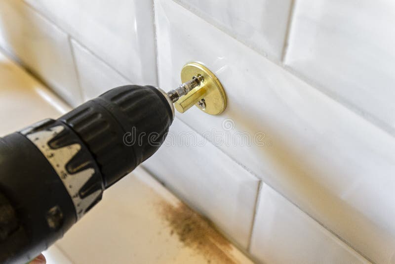 Concept de de schroevedraaier, schroef het aanhalen en het opzetten bevestigingsmiddelen voor de zeephouder stock afbeeldingen Concept de de schroevedraaier, schroef het aanhalen en het opzetten bevestigingsmiddelen voor de zeephouder stock afbeeldingen
