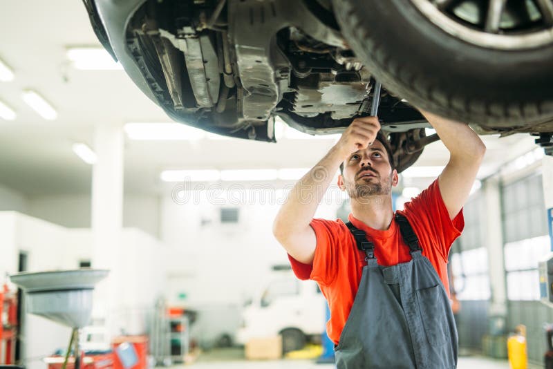 Concept de service, de réparation, d'entretien et de personnes de voiture - homme de sourire heureux de mécanicien automobile à l images libres de droits