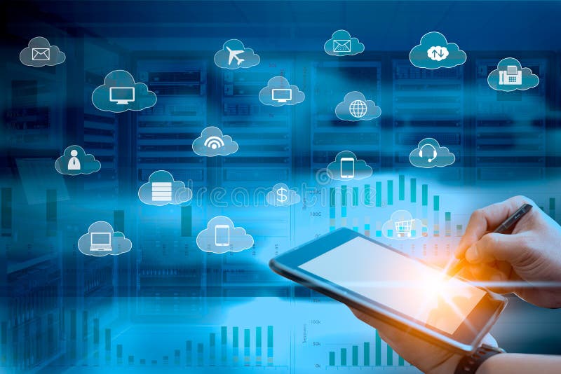Concept de servicii în cloud pentru oameni de afaceri care utilizează computere de tip tabletă cu servicii de tip iconi zburători royalty free stock photography